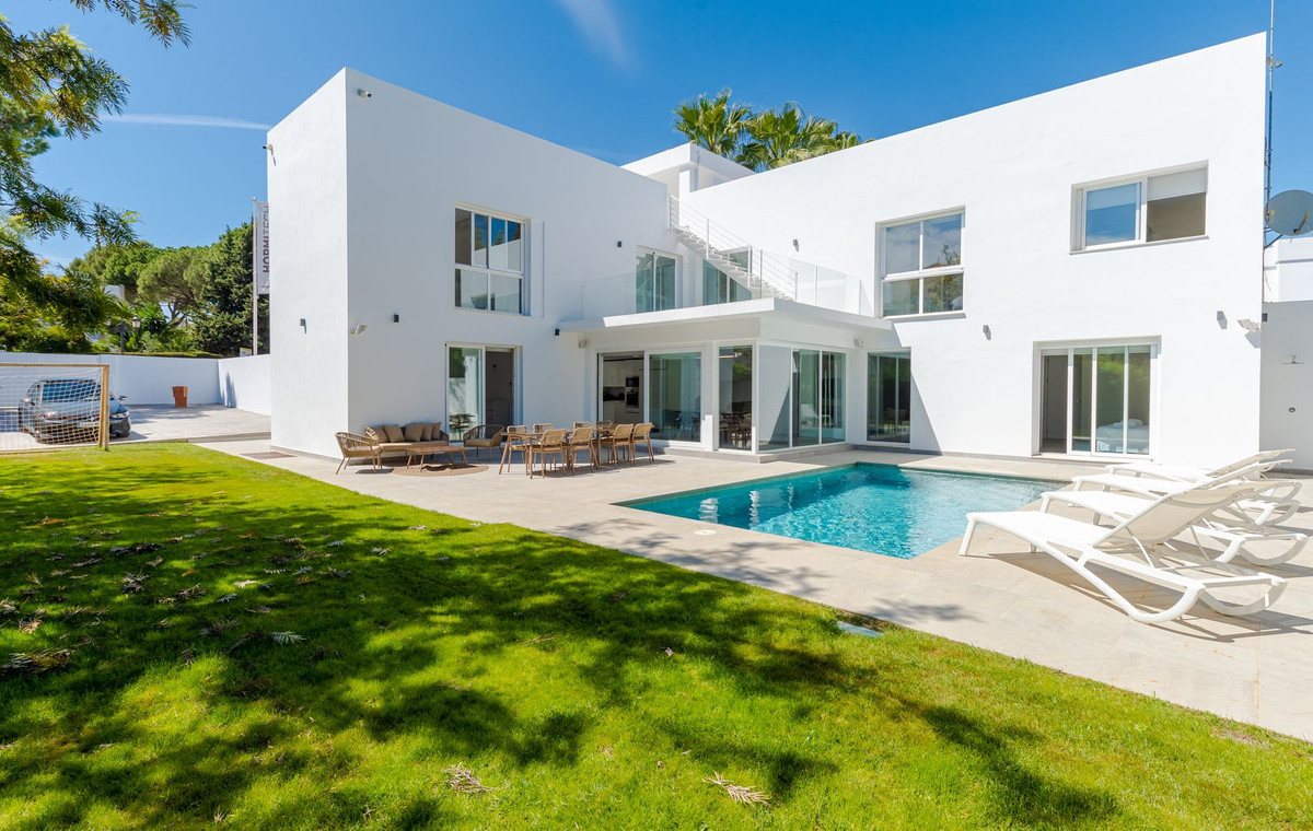 Detached Villa in Nueva Andalucía